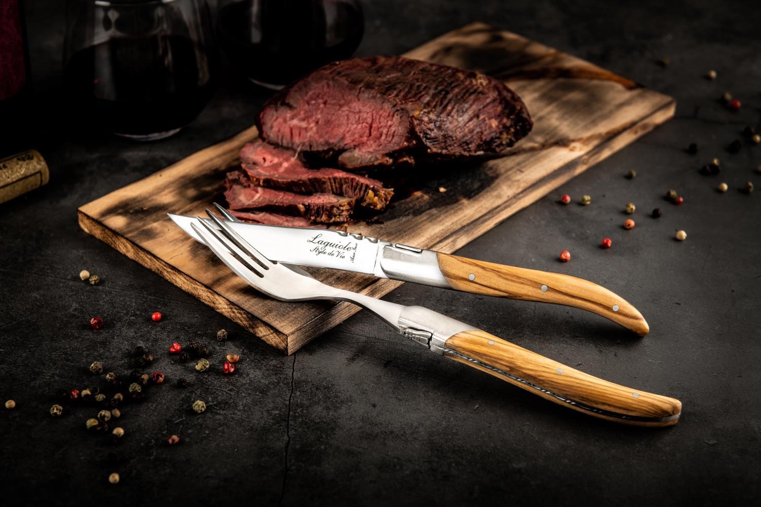 Hochwertiges Laguiole Steakmesser mit edlem Olivenholzgriff, perfekt für stilvolles Geniessen und präzises Schneiden.