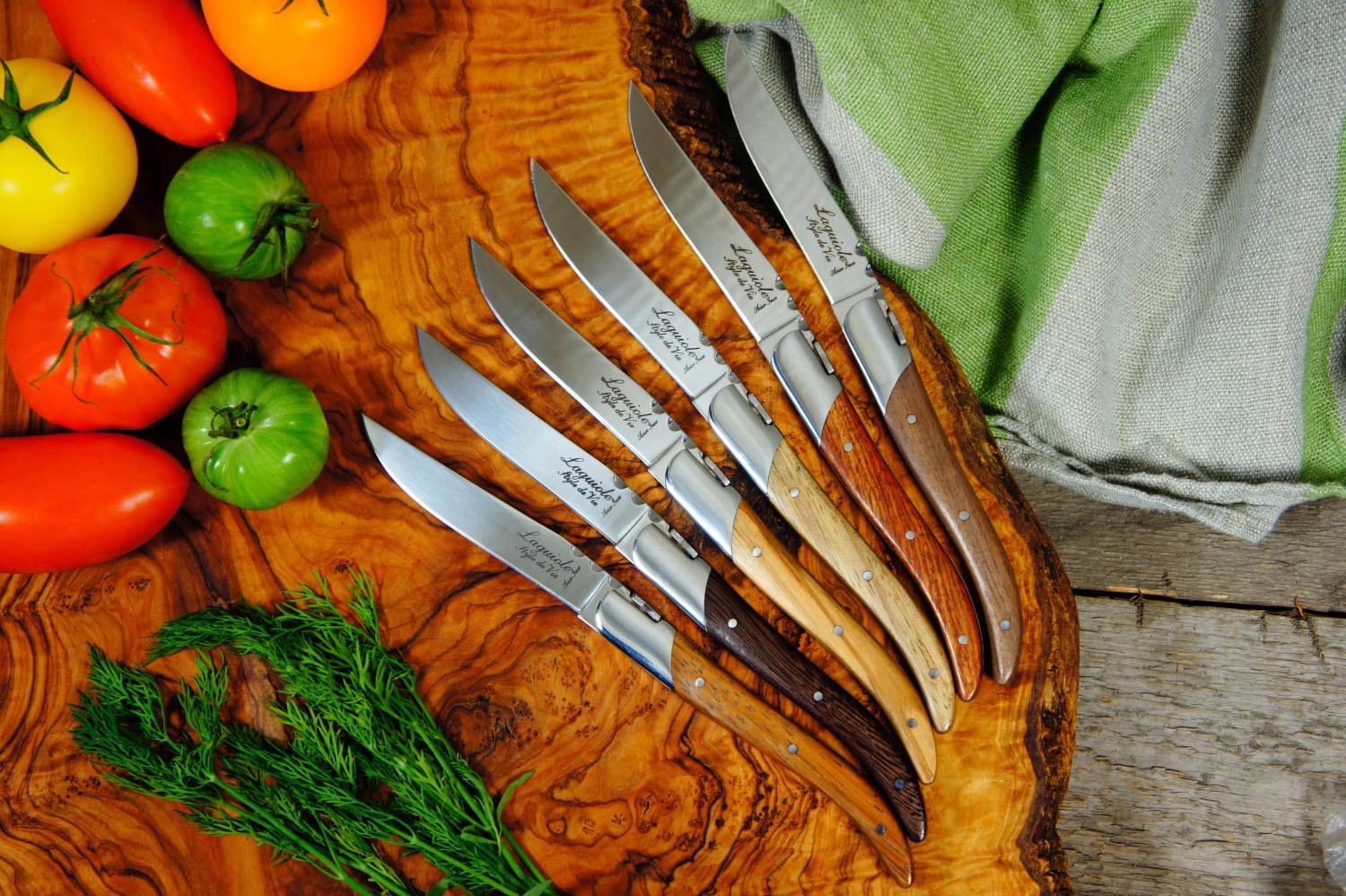 Elegante Laguiole Steakmesser mit Griffen aus edlen Hölzern, perfekt für anspruchsvolle Tischkultur und stilvolles Geniessen.