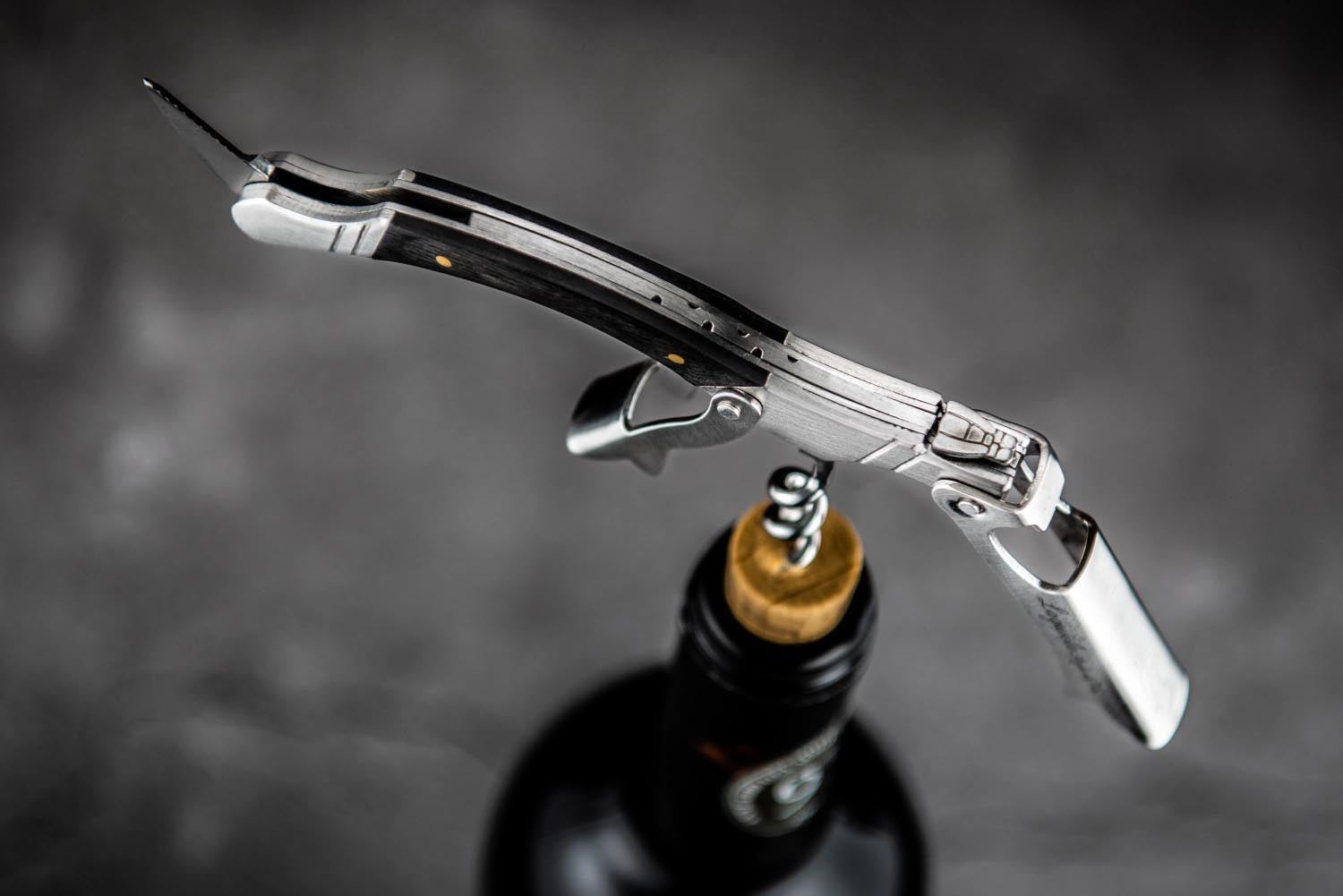 Eleganter Laguiole Korkenzieher mit Griff aus schwarzem Ebenholz, ideal für Weinliebhaber und stilvolle Genussmomente.