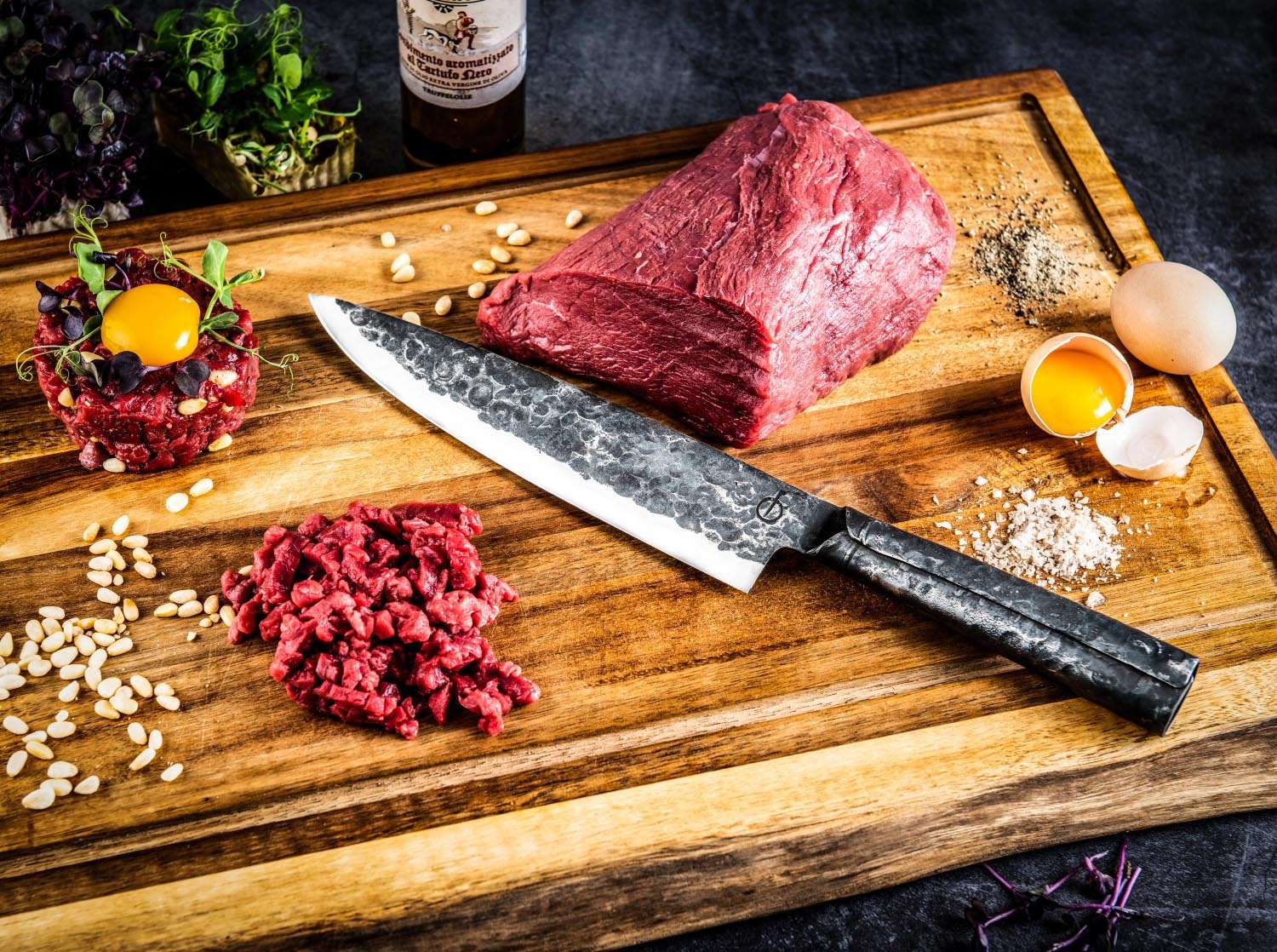 Das 20cm Forged Brute Kochmesser vereint scharfe Präzision, rustikales Design und handgefertigte Qualität.