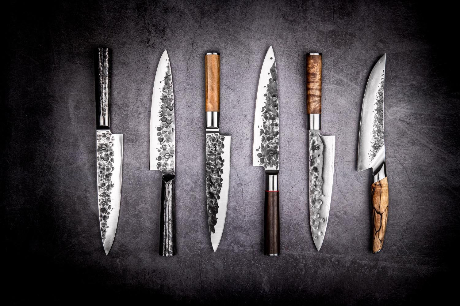 Das 20cm Brute Kochmesser von Forged überzeugt mit scharfer Klinge, rustikalem Design und meisterlicher Handarbeit.