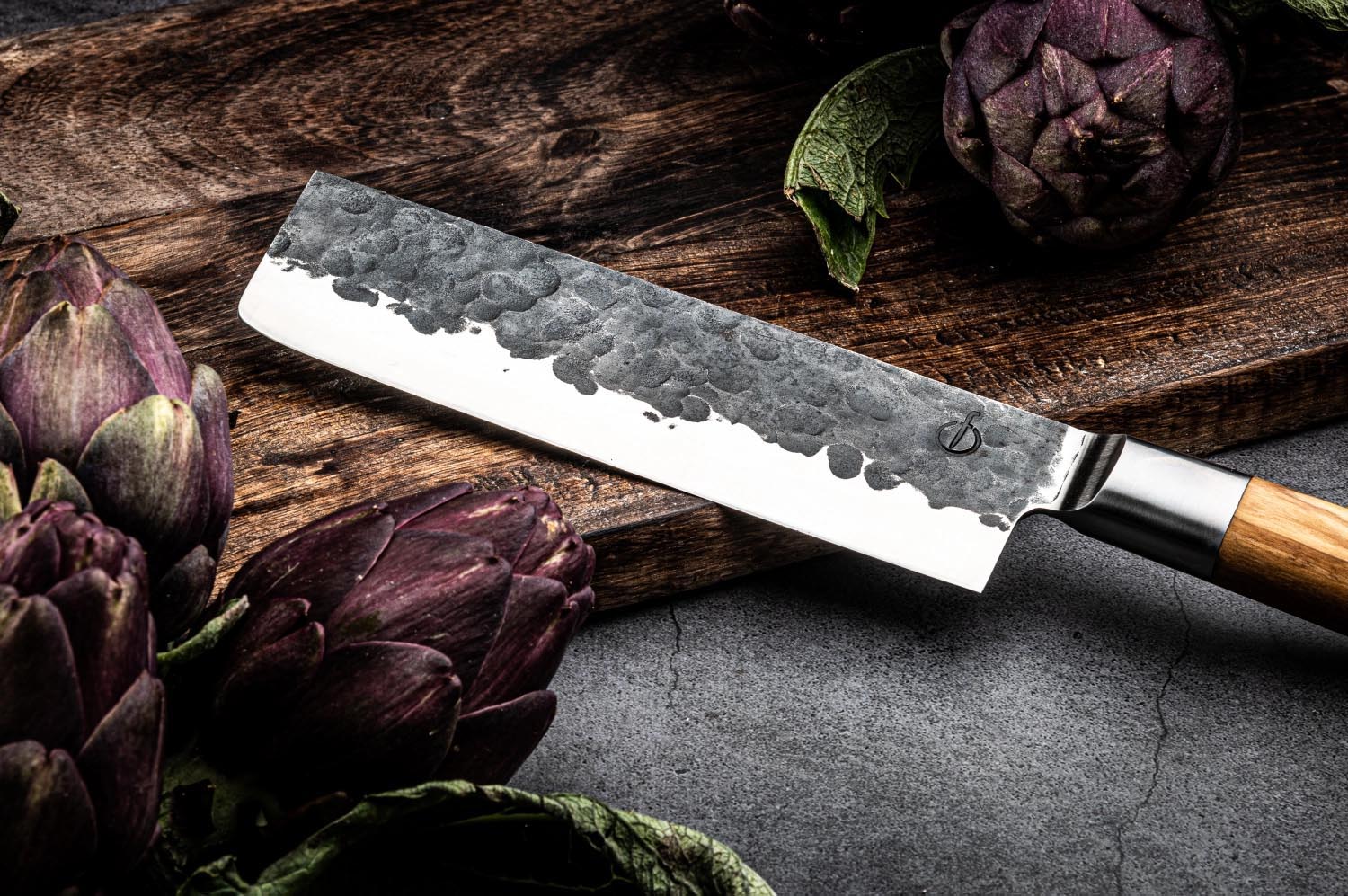 Das 18cm Olive Hackbeil von Forged besticht durch seine scharfe Klinge und den eleganten Olivenholzgriff.