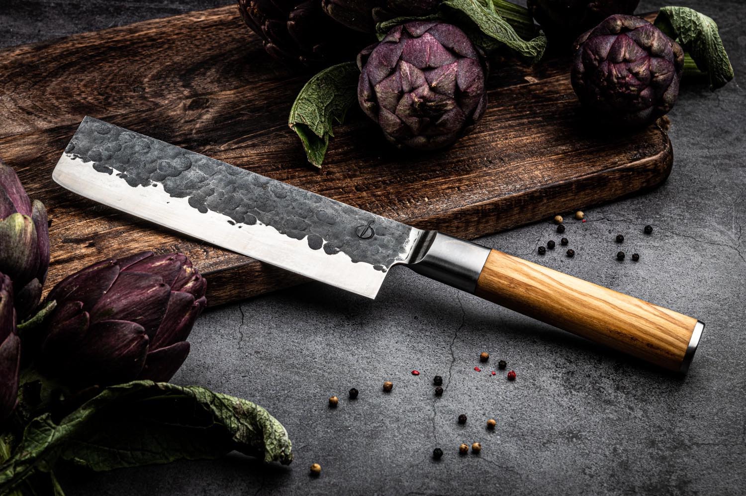 Das Forged Olive Hackbeil 18cm kombiniert eine scharfe Klinge mit einem stilvollen Griff aus Olivenholz.