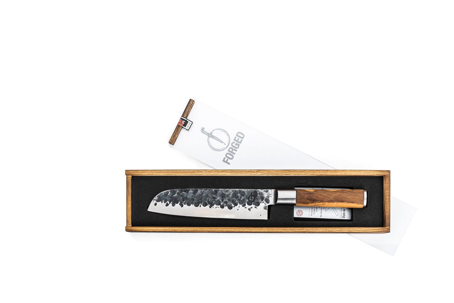 Handgeschmiedetes Santokumesser mit 18 cm Klinge, Olivenholzgriff, ideal für präzises Schneiden und stilvolles Kochen.