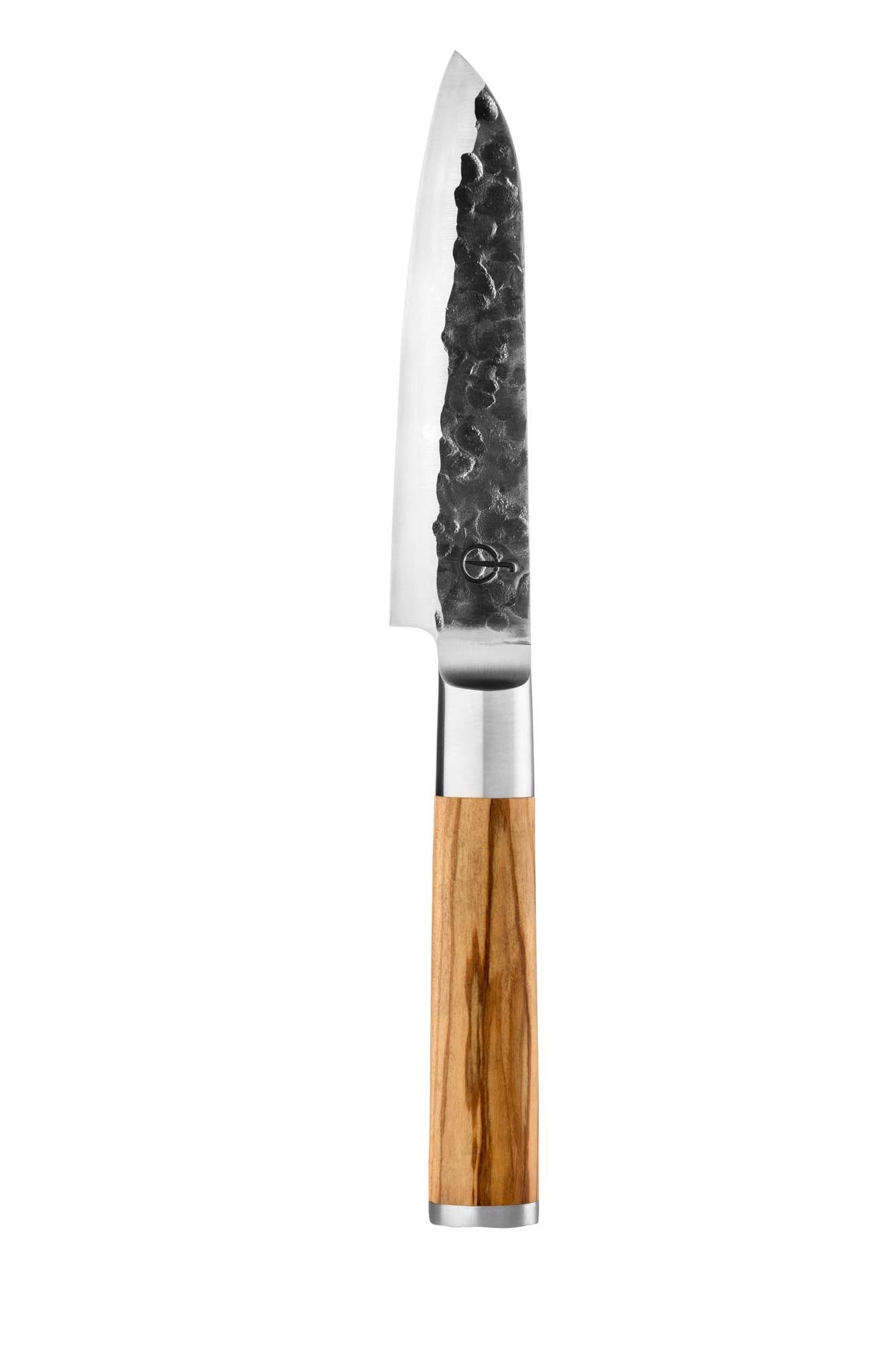 Elegantes Santokumesser mit 13 cm Klinge, handgeschmiedet aus hochwertigem Stahl, mit Olivenholzgriff für präzises Schneiden.
