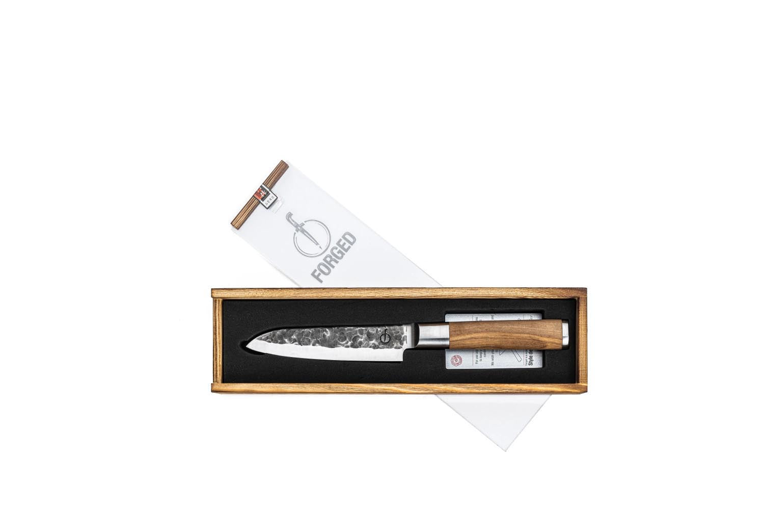 Handgeschmiedetes Santokumesser mit 13 cm Klinge, Olivenholzgriff, ideal für präzises Schneiden und vielseitige Küchenaufgaben.