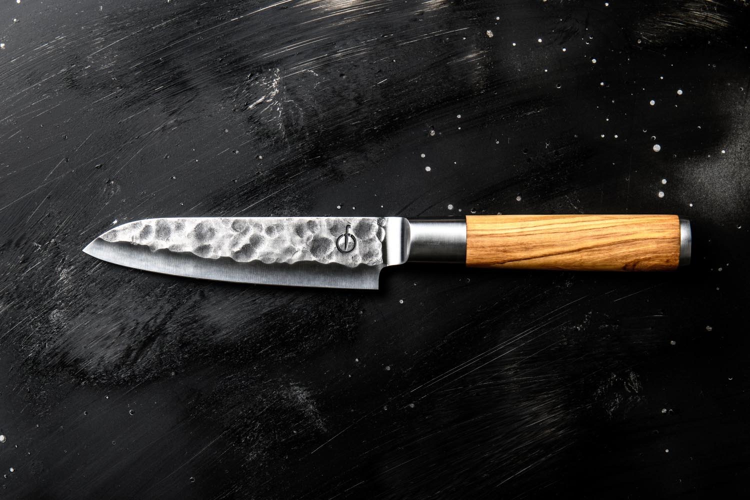 Santokumesser 13cm, handgeschmiedet, Olivenholzgriff, präzise Klinge, perfekt für vielseitige Küchenarbeiten.