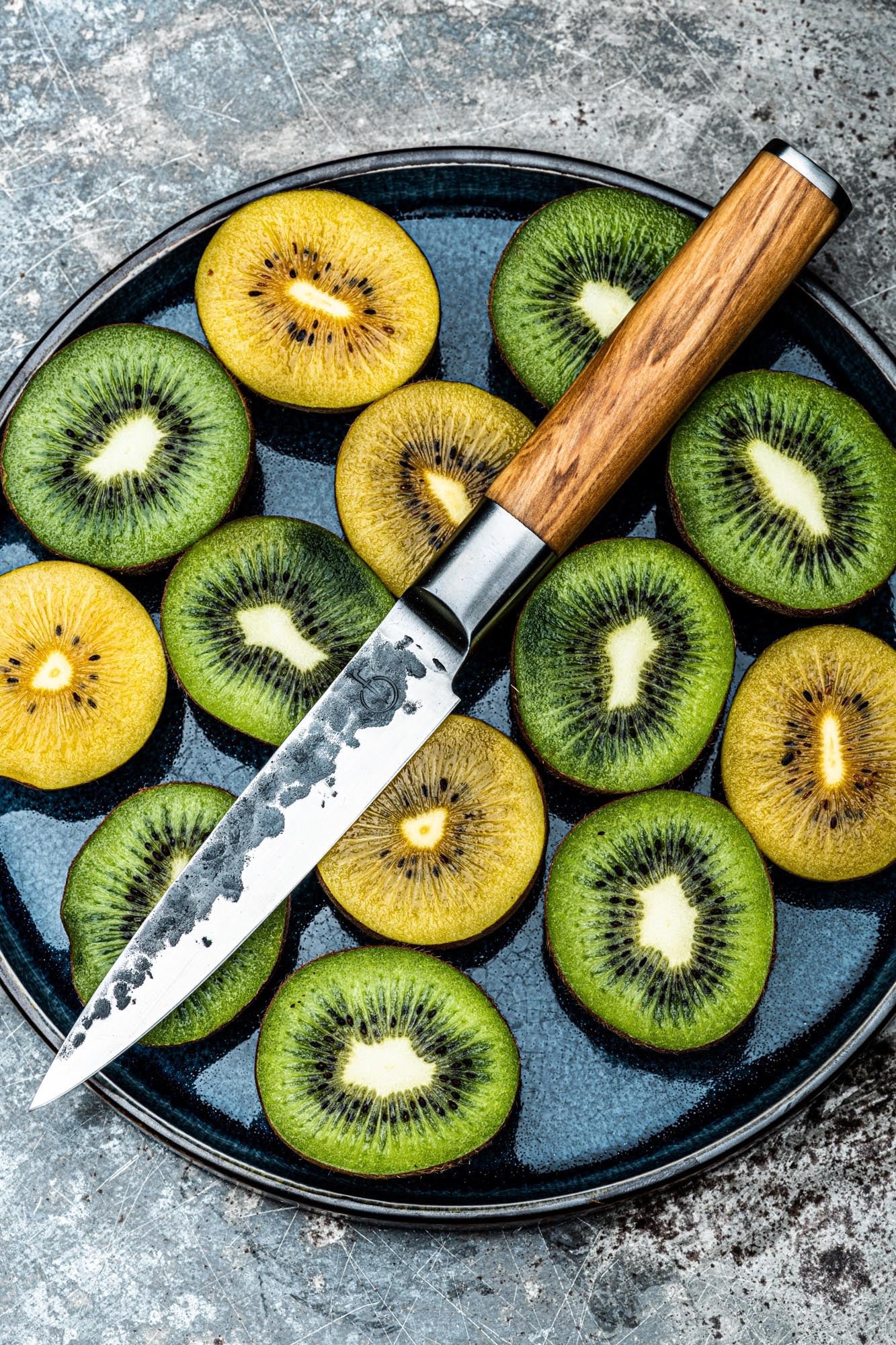 Das Forged Olive Universalmesser 12.5cm kombiniert eine präzise Klinge mit einem stilvollen Olivenholzgriff für vielseitige Anwendungen.