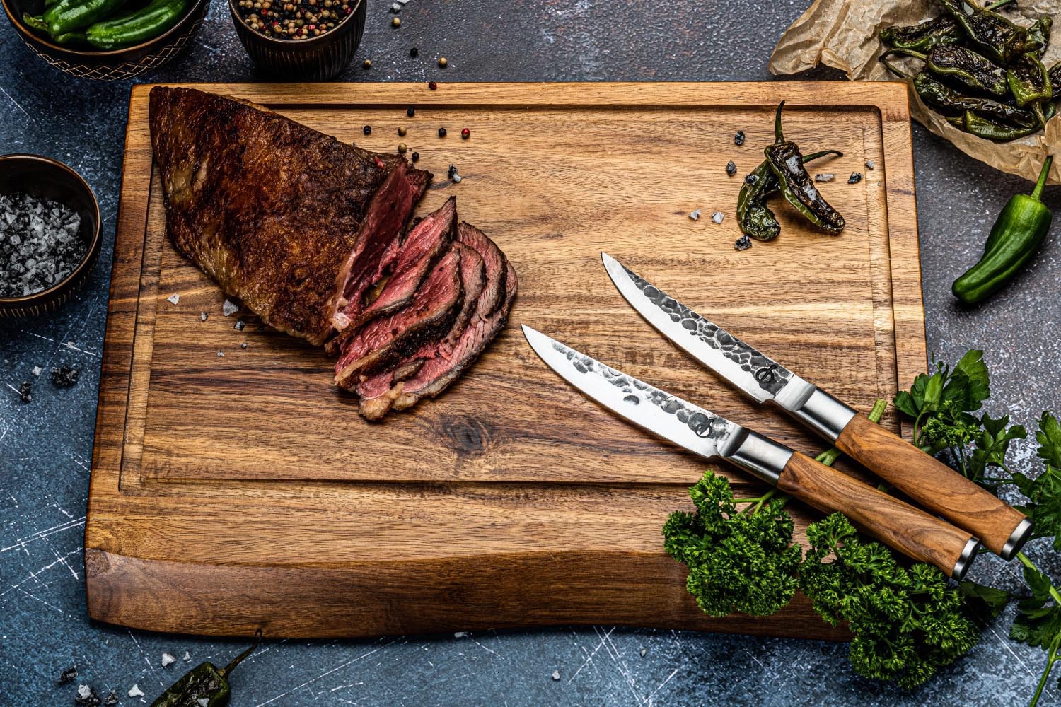 Elegantes Forged Olive Steakmesser mit 10cm Klinge, ideal für präzises Schneiden von Fleisch, hochwertig verarbeitet und stilvoll.