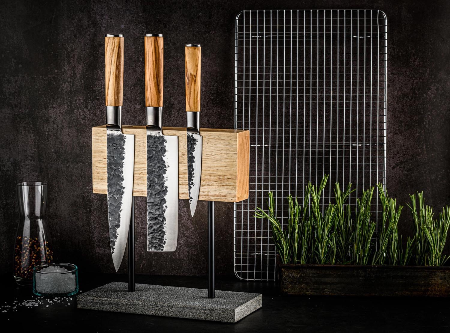Hochwertiges 3-teiliges Messerset von Forged mit edlen Olivenholzgriffen, perfekt für präzises Schneiden und Kochenthusiasten.