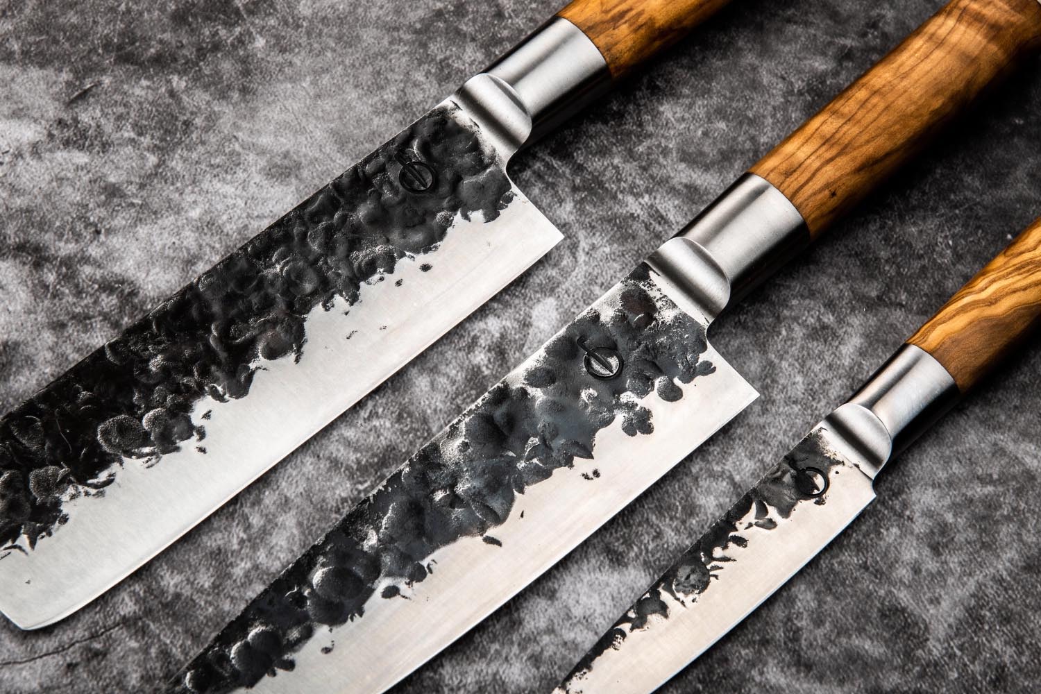 Elegantes 3-teiliges Messerset von Forged mit Griffen aus Olivenholz, ideal für präzises Schneiden und stilvolles Kochen.