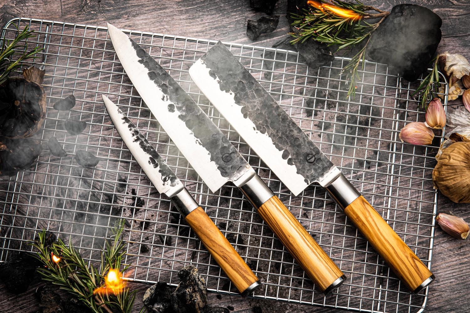Hochwertiges 3-teiliges Messerset von Forged mit edlen Olivenholzgriffen, perfekt für präzises Schneiden und stilvolles Kochen.