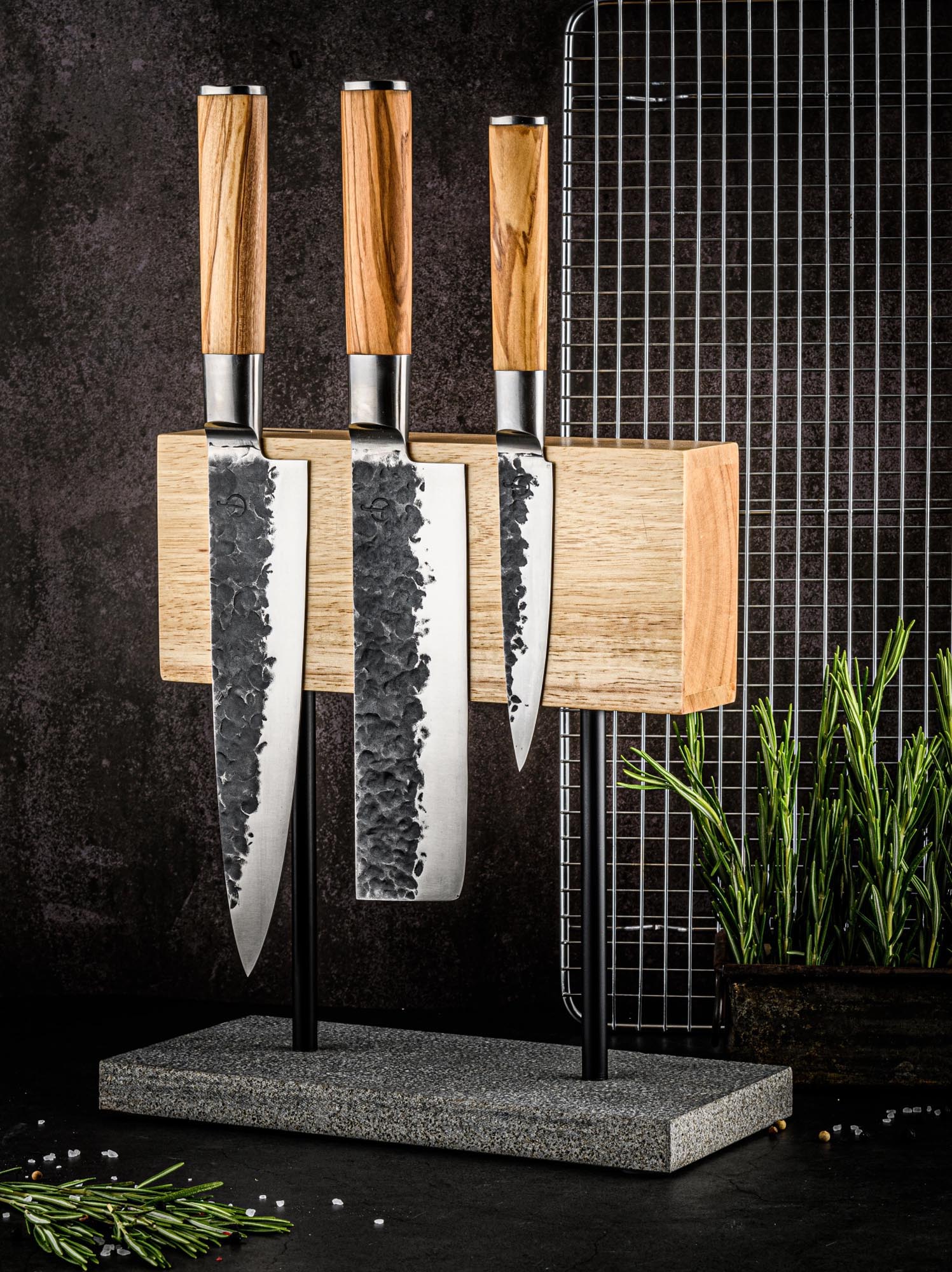 Elegantes 3-teiliges Messerset von Forged mit Griffen aus Olivenholz, ideal für präzises Schneiden und anspruchsvolle Küchenarbeiten.
