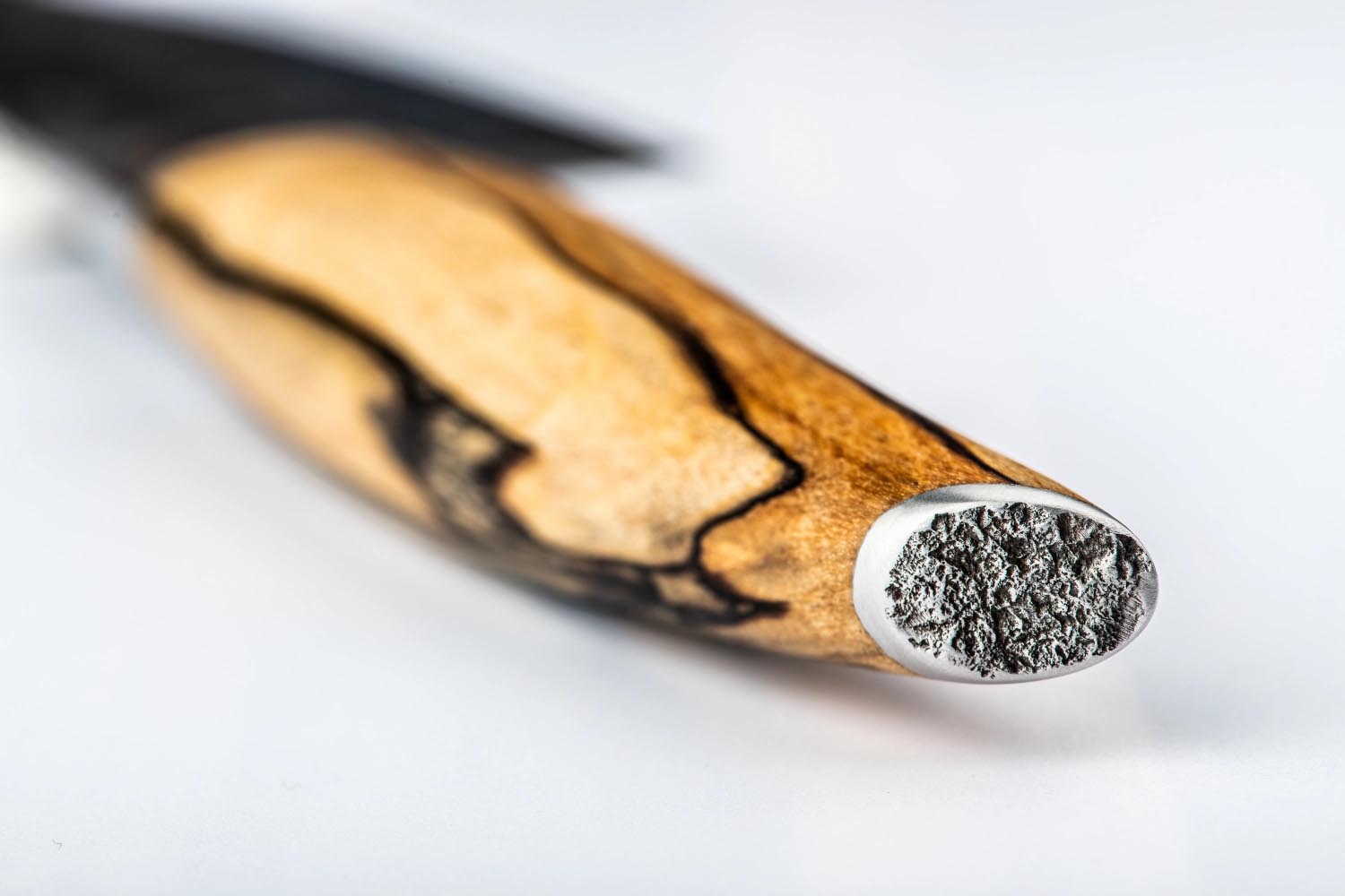 Das Katai Kochmesser 20cm von Forged bietet eine scharfe Klinge und ein edles Design, ideal für präzises Schneiden in der Küche.