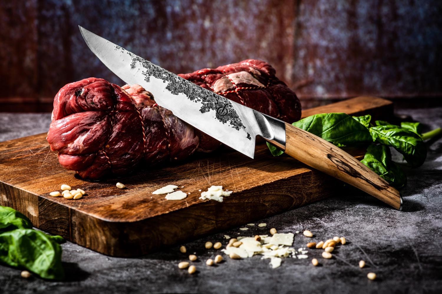 Das Katai Kochmesser 20cm von Forged vereint scharfe Klinge und edles Design, ideal für präzises Schneiden in der Küche.