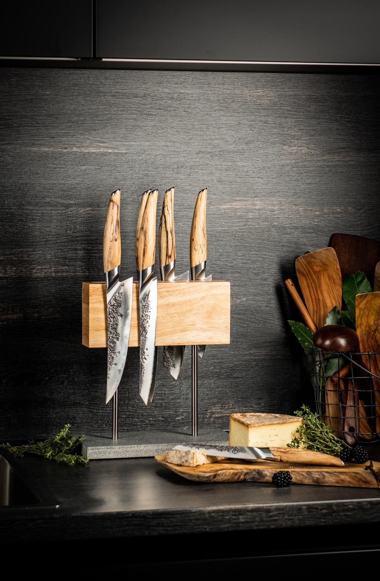 Das Katai Kochmesser 20cm von Forged vereint scharfe Klinge und edles Design, ideal für präzises Schneiden in der Küche.