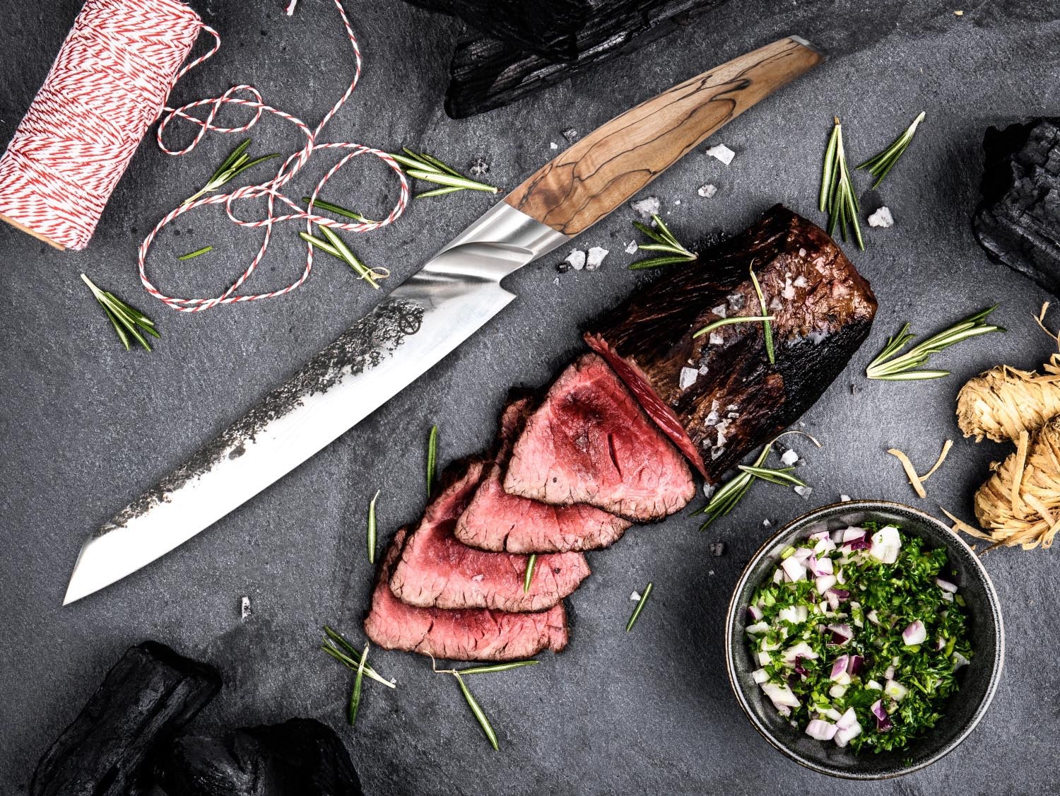 Das 20cm Katai Fleischmesser von Forged bietet präzises Schneiden dank scharfer Klinge und edlem Design, ideal für Fleisch.