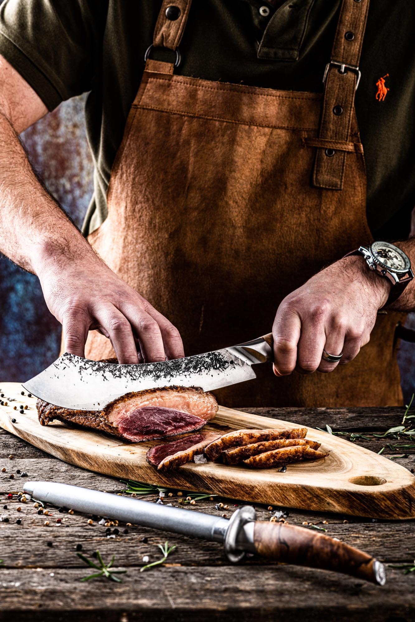 Das 25cm Katai Metzgermesser von Forged vereint scharfe Präzision, hochwertige Verarbeitung und ein elegantes Design.
