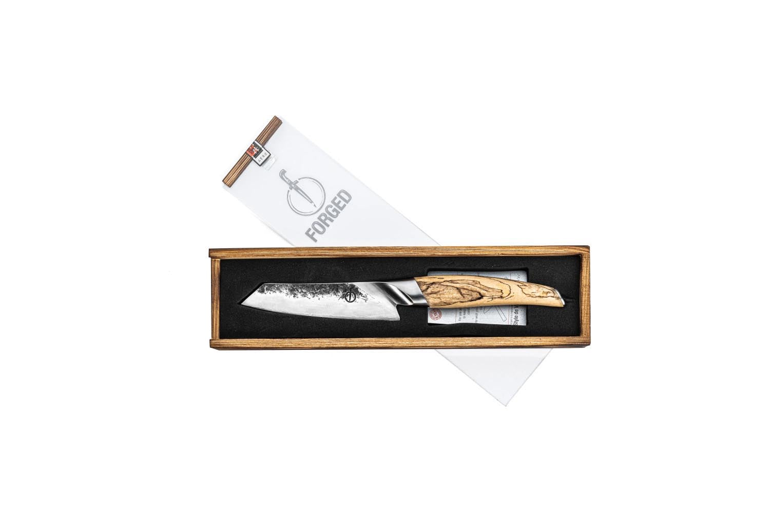 Das Forged Katai Santokumesser 13cm überzeugt mit scharfer Klinge und stilvollem Design, perfekt für präzises Arbeiten.