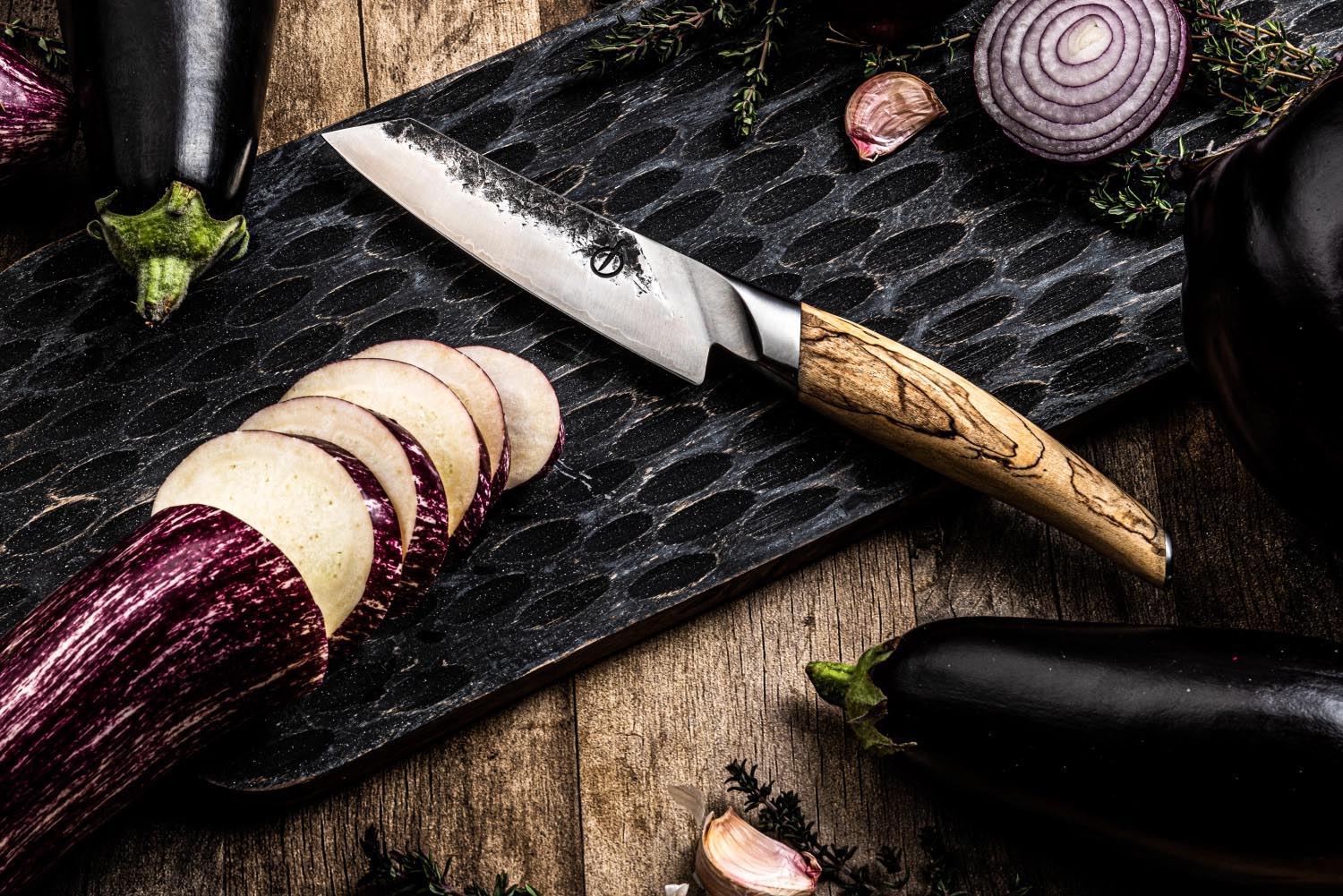 Das Forged Katai Santokumesser 13cm kombiniert scharfe Klinge mit edlem Design, perfekt für präzises Arbeiten in der Küche.