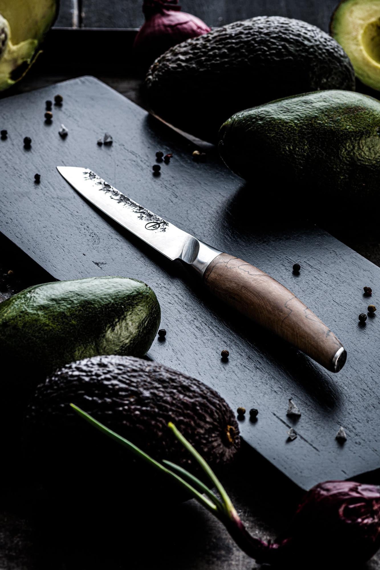 Das Katai Universalmesser 13cm von Forged vereint Stil und Funktionalität, ideal für präzise und vielseitige Schneidarbeiten.