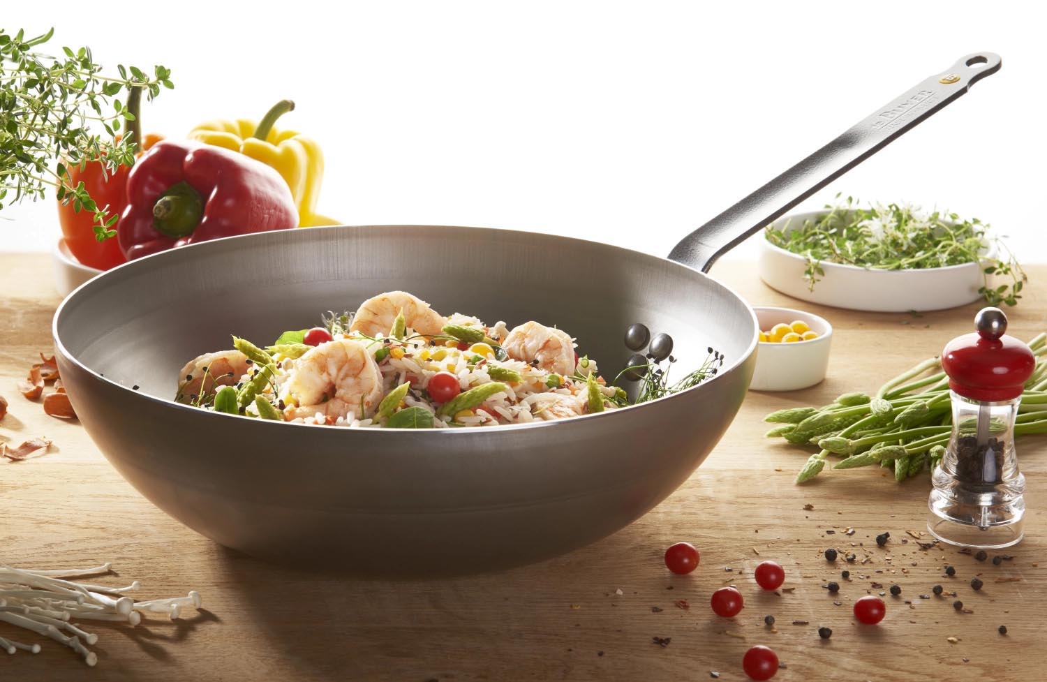 Hochwertiger 28 cm Wok aus Mineral B Stahl, ideal für gesundes Braten und authentische asiatische Küche.