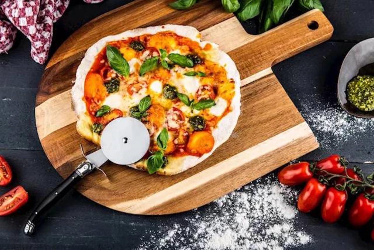 Eleganter Laguiole Pizzaschneider mit Akazienholz-Servierbrett, ideal für stilvolles Servieren und Schneiden von Pizza.