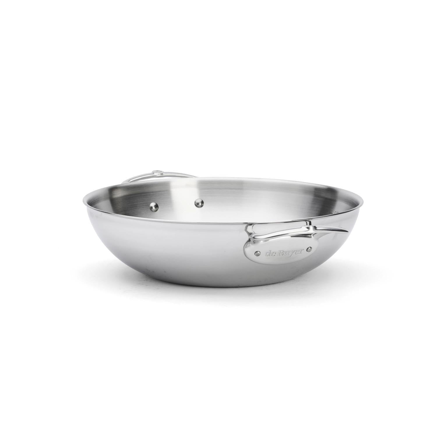 Hochwertiger Edelstahl-Wok von de Buyer, 32 cm, mit zwei Griffen, ideal für gleichmässiges Kochen und vielseitige Gerichte.