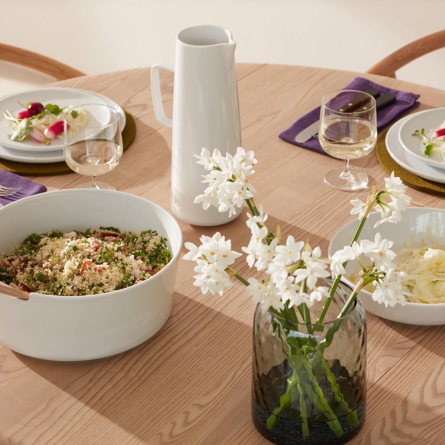 Set aus zwei weißen Kaffeetassen von LSA, 370ml, ideal für stilvolles Servieren und modernes Ambiente in Ihrem Zuhause.