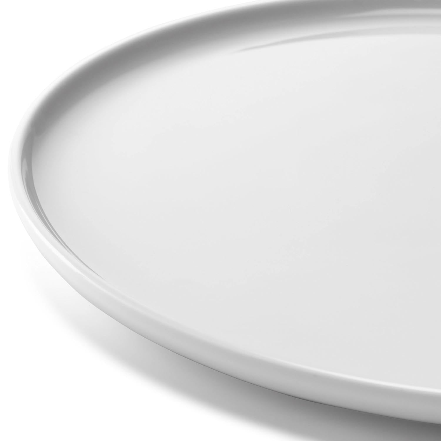 Set aus zwei flachen, 24 cm großen Tellern aus weißem Porzellan von LSA. Perfekt für elegante Tischarrangements.