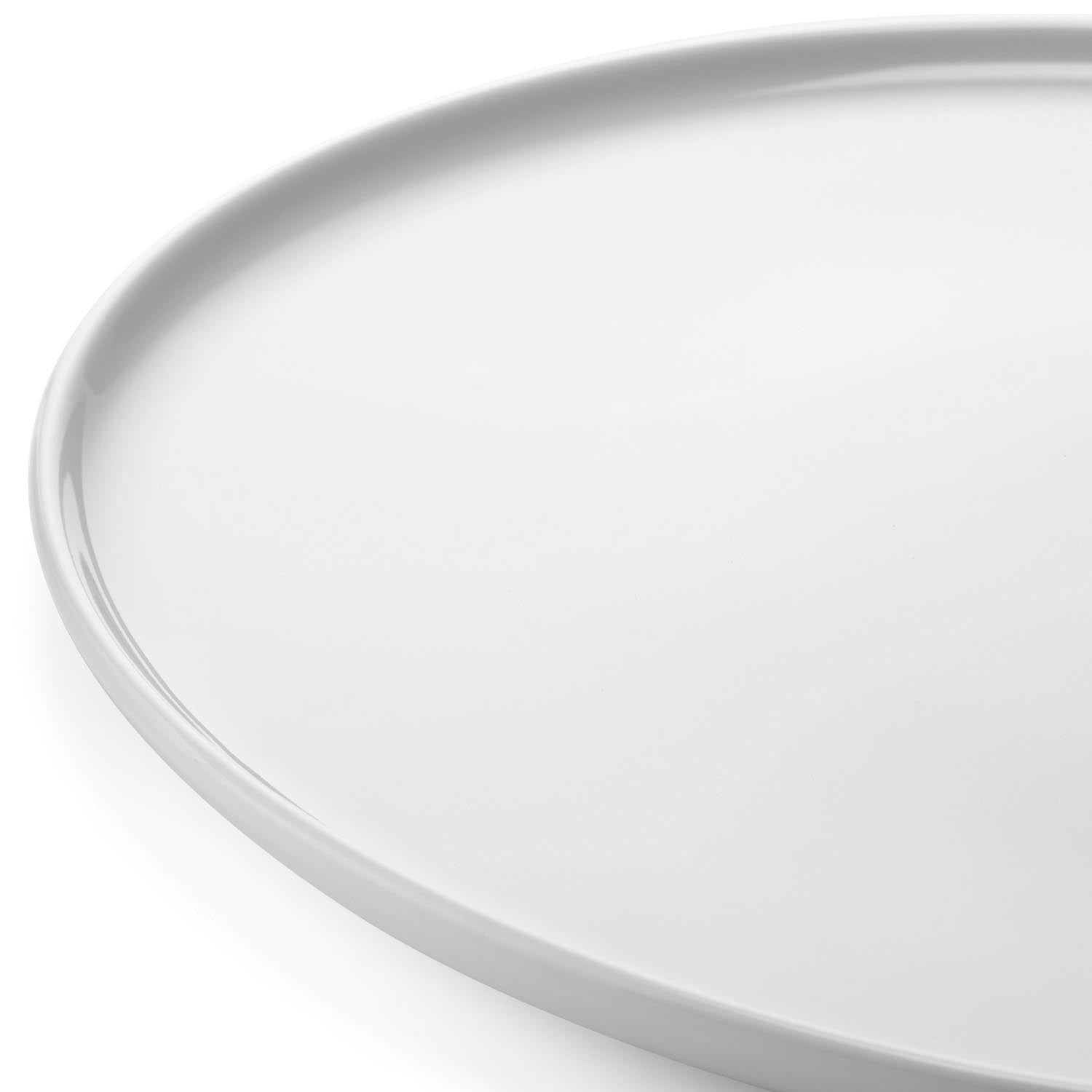 Set aus zwei flachen, weissen Tellern von LSA, 26 cm Durchmesser, perfekt für elegante Tischgestaltung und vielseitige Anlässe.