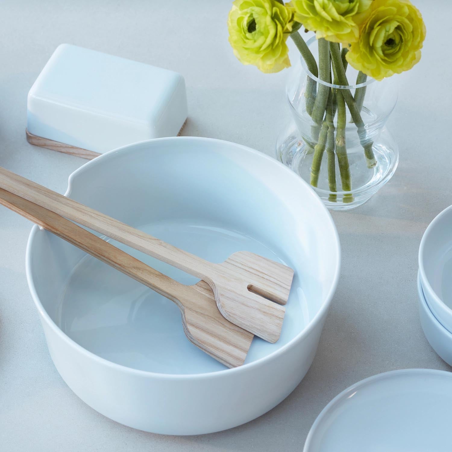 Elegante Salatschale aus weißem Eschenholz mit Besteck, ideal für stilvolles Servieren und moderne Tischgestaltung.