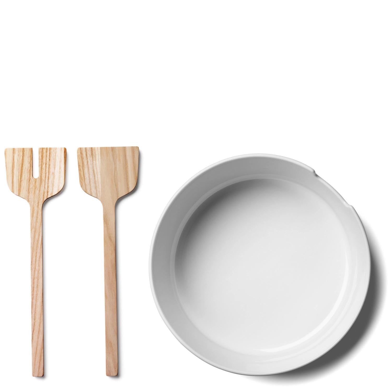 Elegante Salatschale aus weissem Eschenholz mit Besteck, ideal für stilvolles Servieren und ein modernes Tischdesign.
