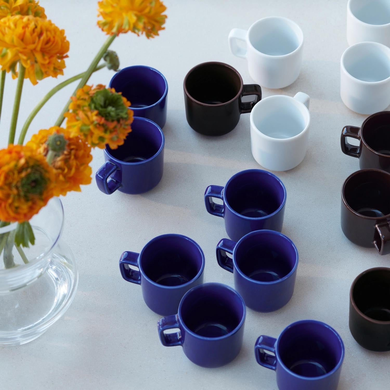 Set aus zwei kobaltblauen Kaffeetassen von LSA, 260ml. Modernes Design für stilvollen Genuss. Hochwertige Verarbeitung und zeitlose Eleganz.