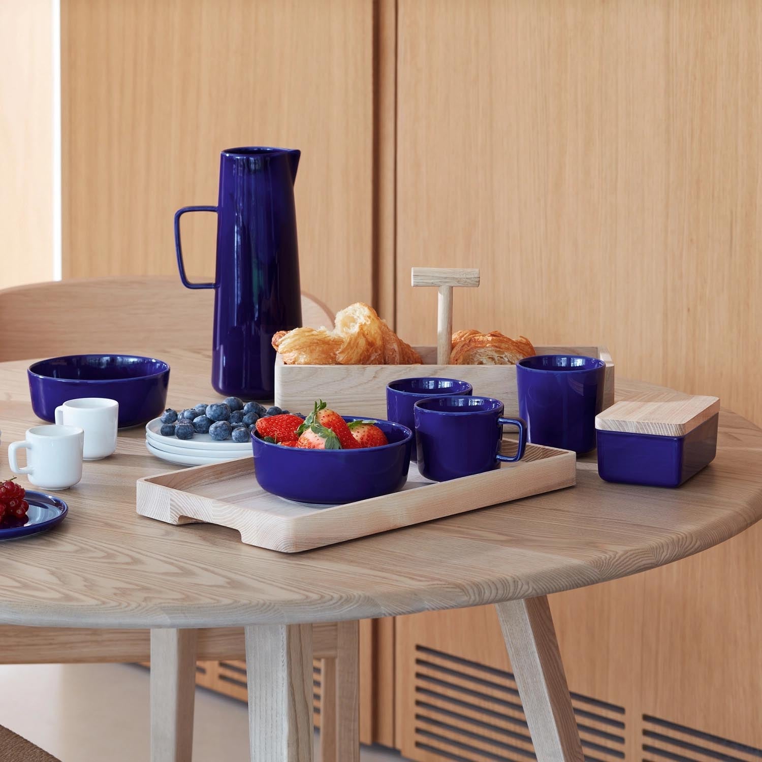 Set aus zwei kobaltblauen LSA Kaffeetassen, 370ml, ideal für stilvollen Genuss von Kaffee oder Tee. Elegantes Design für jeden Anlass.