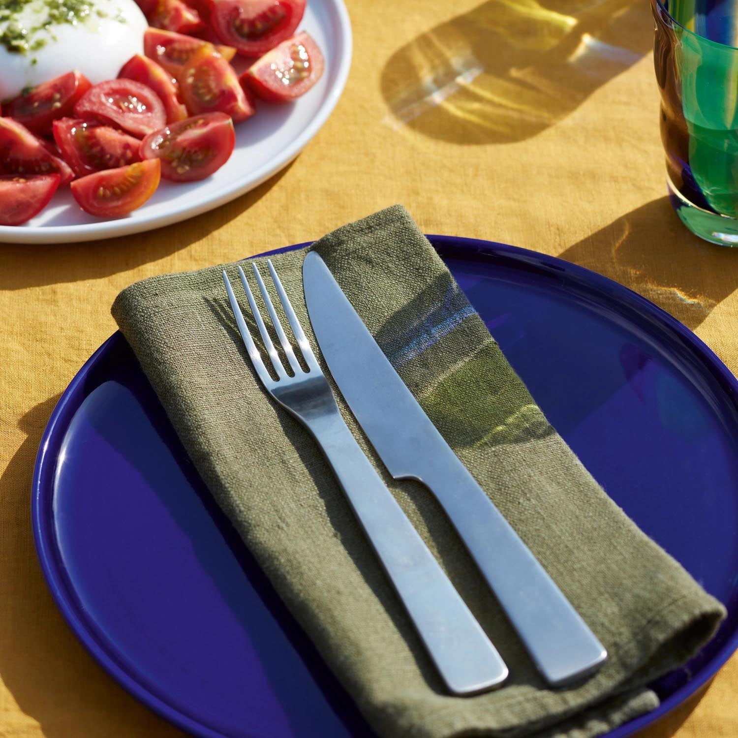 Elegante Butterdose von LSA, 14 cm, mit kobaltblauem Eschenholzdeckel und Glasunterteil. Perfekt für stilvolles Servieren.