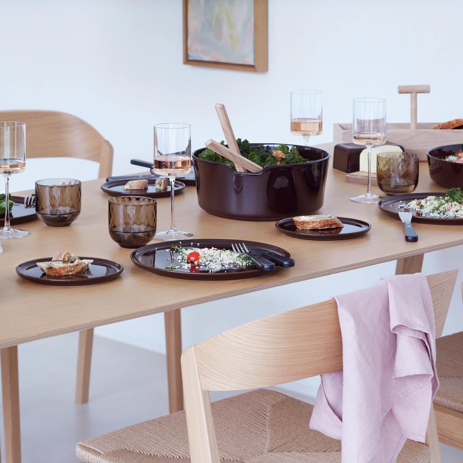 Stilvolle Salatschale aus Esche in Mocha mit passendem Besteck, perfekt für modernes Servieren und ein elegantes Tischambiente.