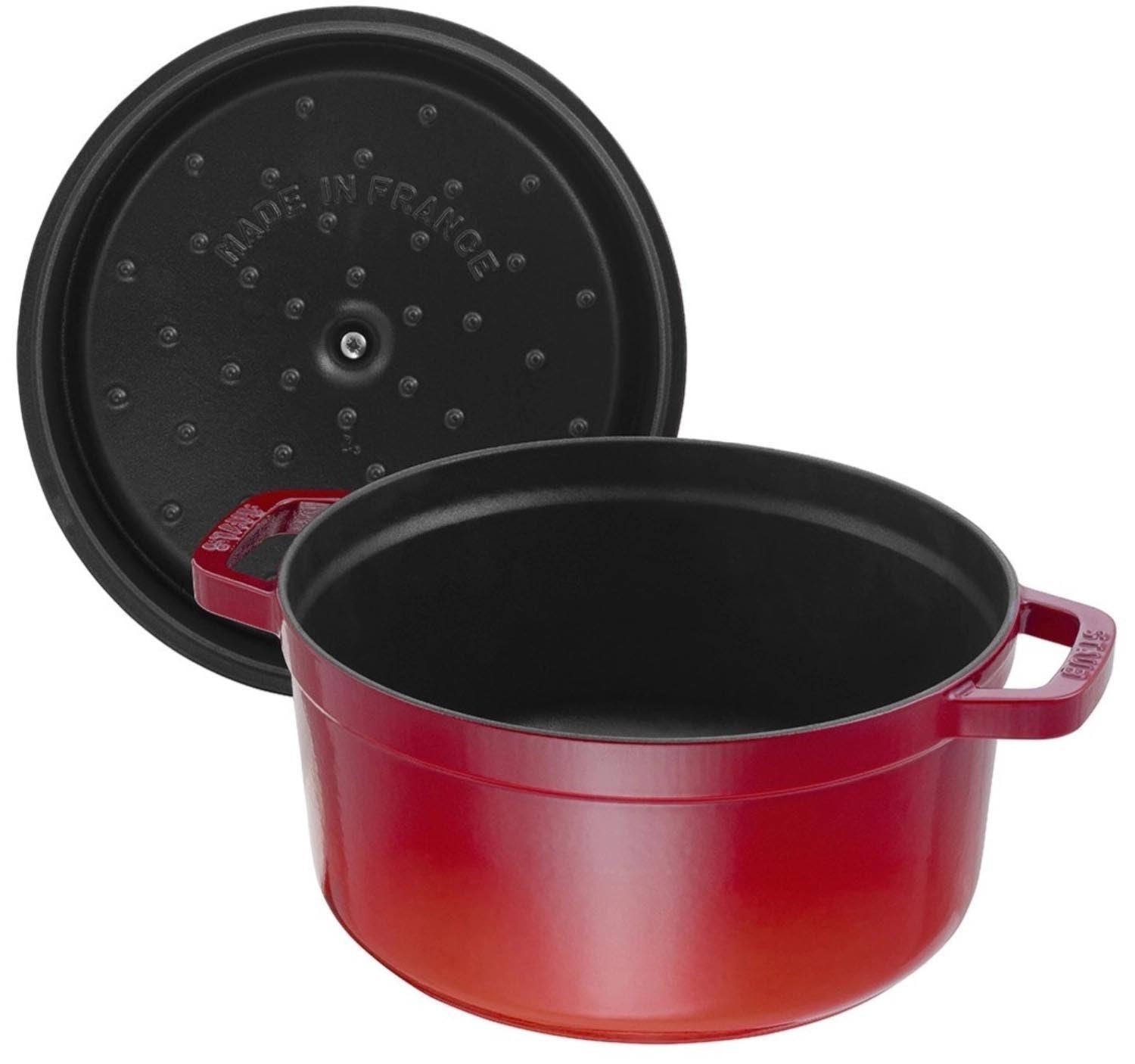 Runde Cocotte aus Gusseisen, 22cm, 2.6l, in Kirschrot. Perfekt für Schmorgerichte, langlebig und stilvoll von Staub.