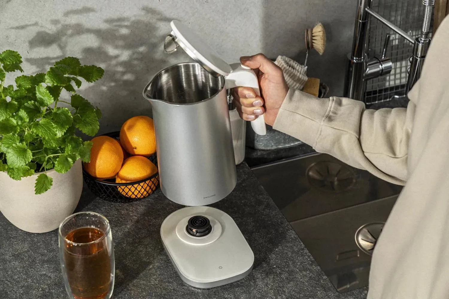 Zwilling Enfinigy Wasserkocher PRO 1L, silber, edles Design, präzise Temperaturwahl, langlebig, modern und funktional.