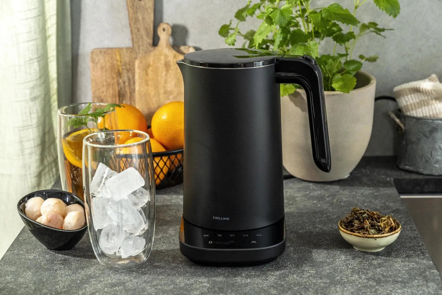 Zwilling Enfinigy Wasserkocher PRO 1l in Schwarz, stilvolles Design, präzise Temperaturregelung, hochwertige Materialien, modern und funktional.