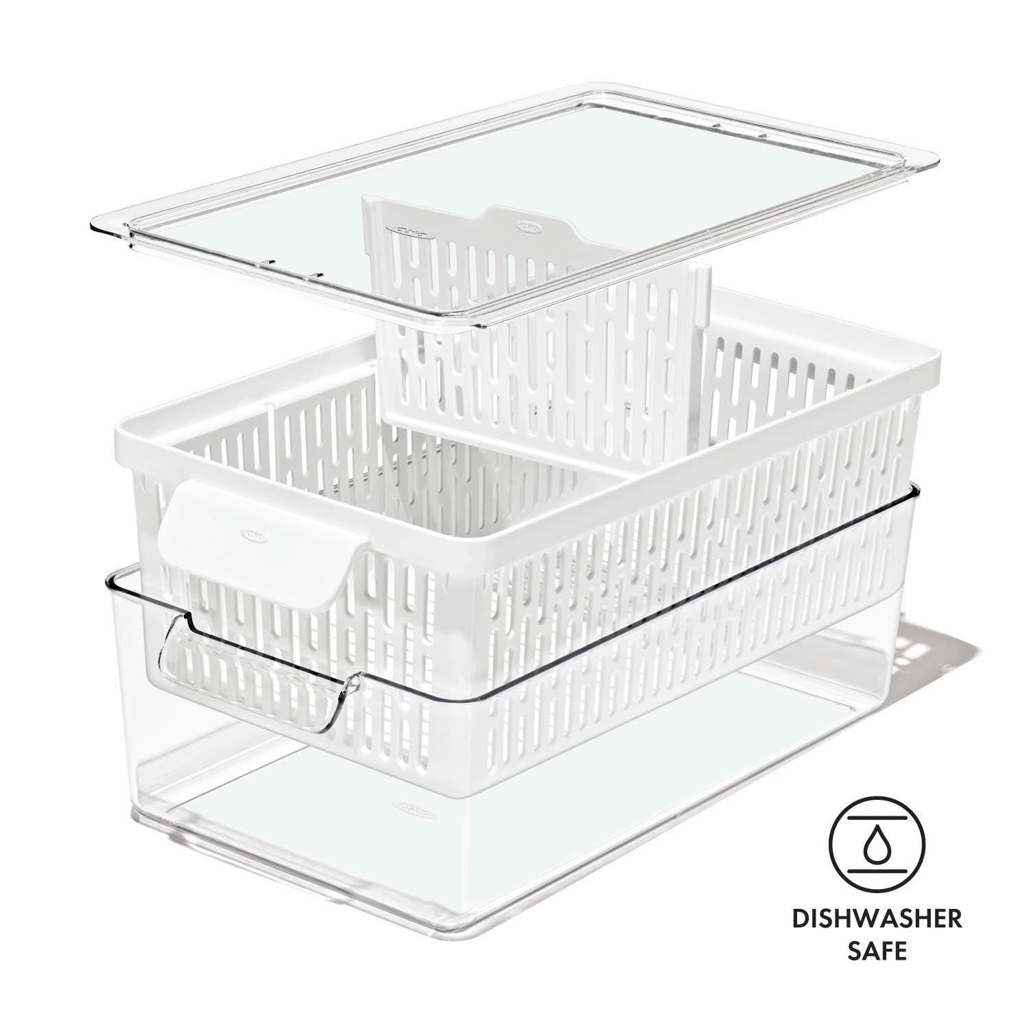 Die OXO Good Grips Frischhaltebox (35.1x18.9x11.8cm) hält Obst und Gemüse länger frisch dank Belüftung und Abtropfgitter.