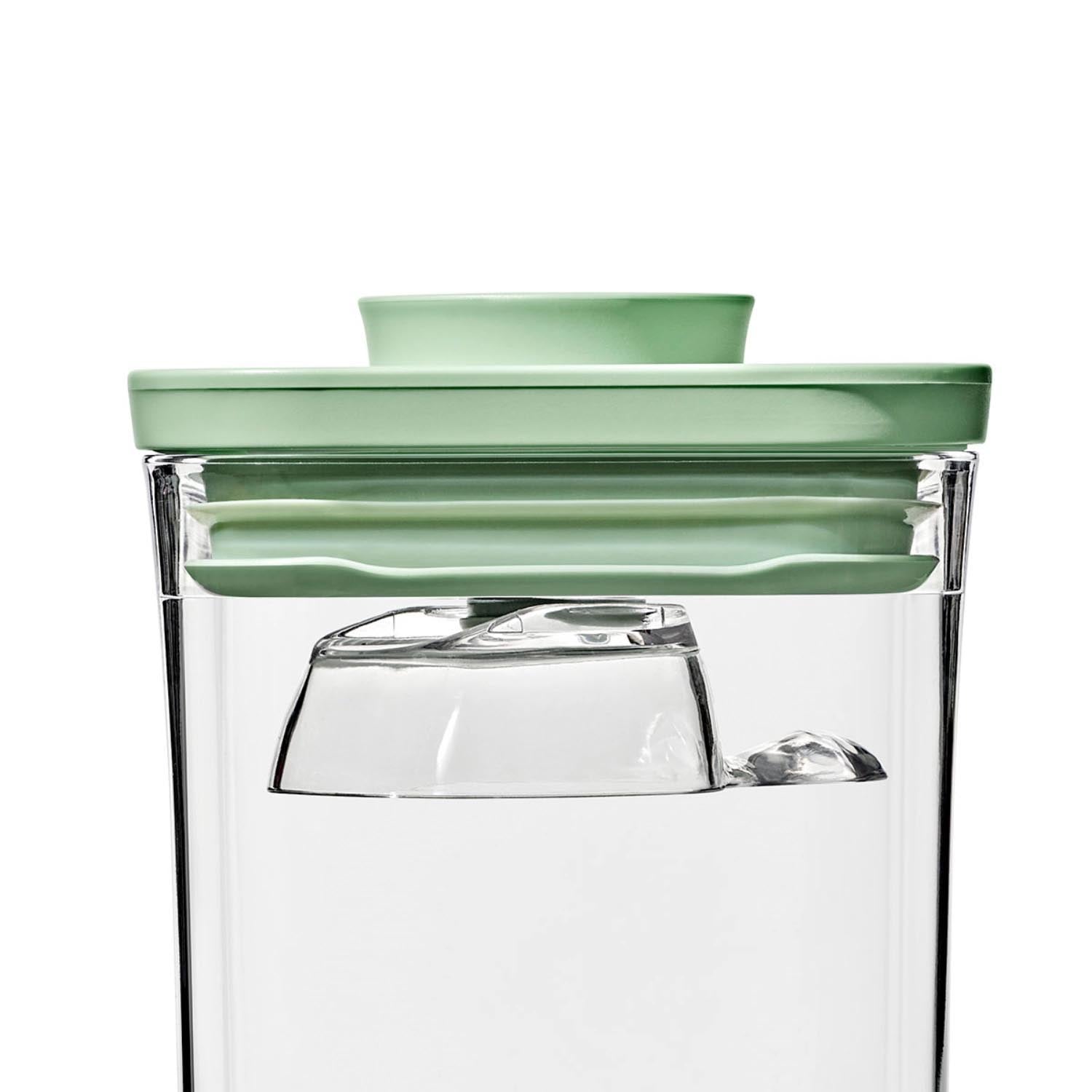 3er Set OXO Good Grips Pop Boxen mit grünem 30ml Löffel. Perfekt für frische Lagerung und präzises Portionieren von Lebensmitteln.