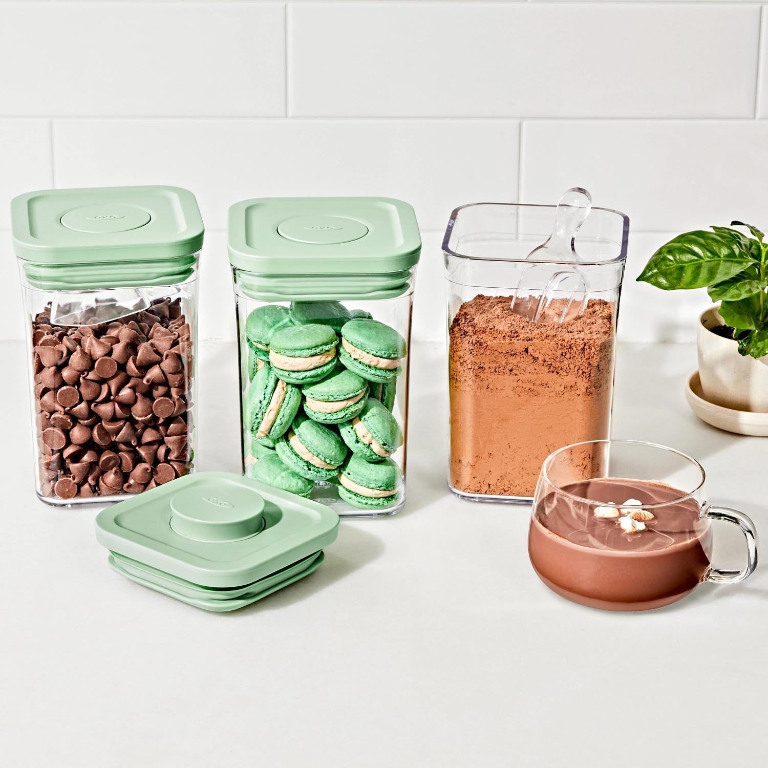 Set aus 3 OXO Good Grips Pop Behältern mit grünem 30ml Löffel, ideal für luftdichte Aufbewahrung und präzises Dosieren von Lebensmitteln.