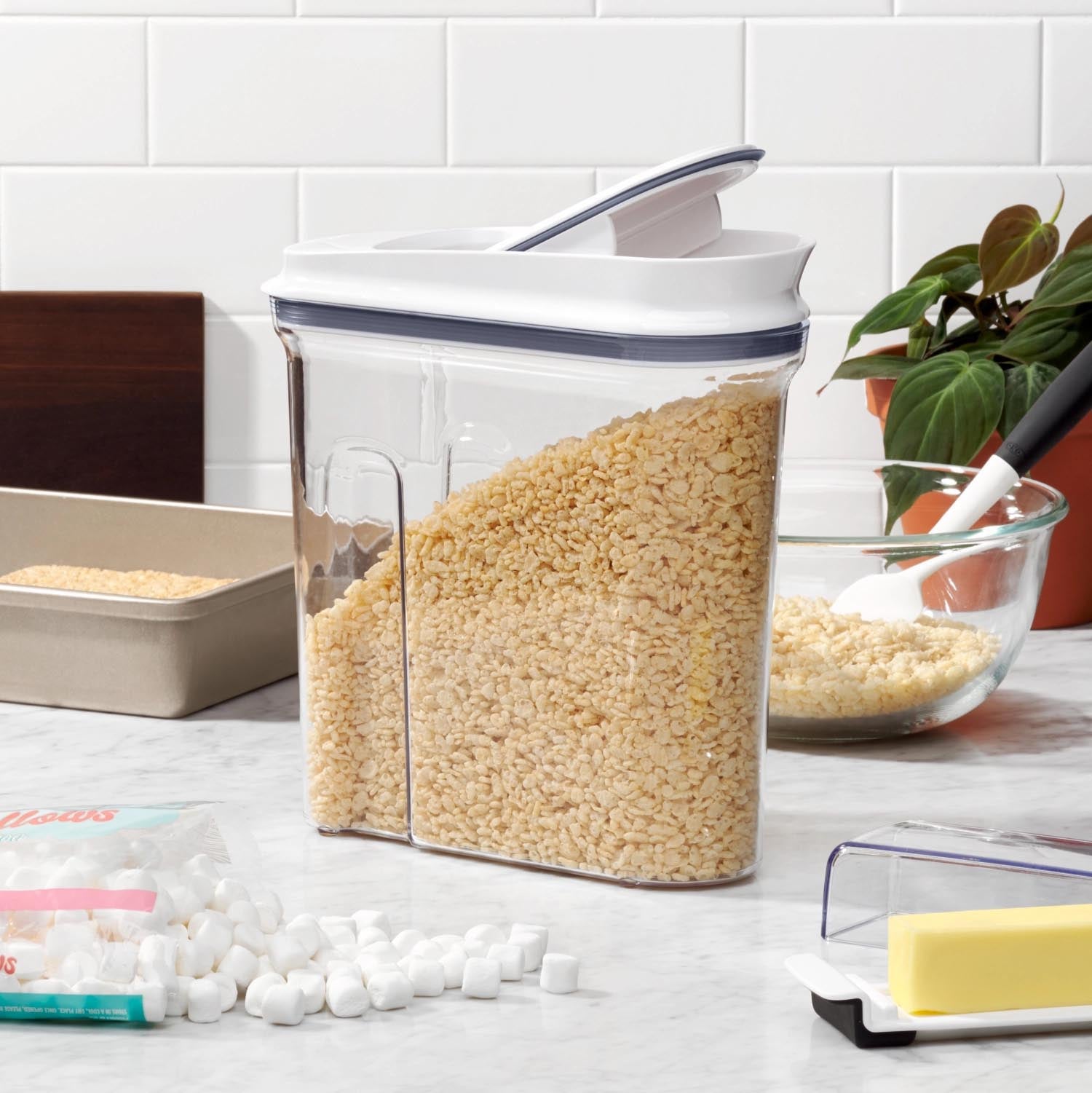 Die OXO Good Grips Pop Box 4.2L bietet luftdichte Aufbewahrung für Müsli, hält es frisch und kombiniert Funktionalität mit modernem Design.
