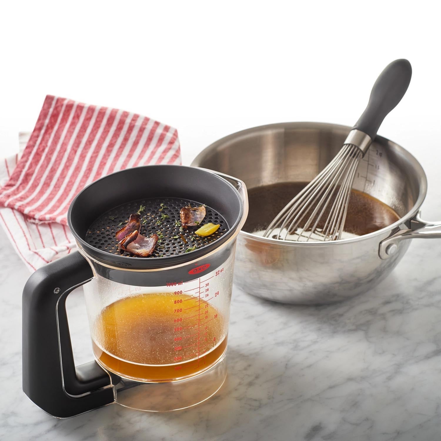 Der OXO Good Grips Fetttrenner 1L ermöglicht müheloses Trennen von Fett in Brühen und Saucen dank durchdachtem und benutzerfreundlichem Design.