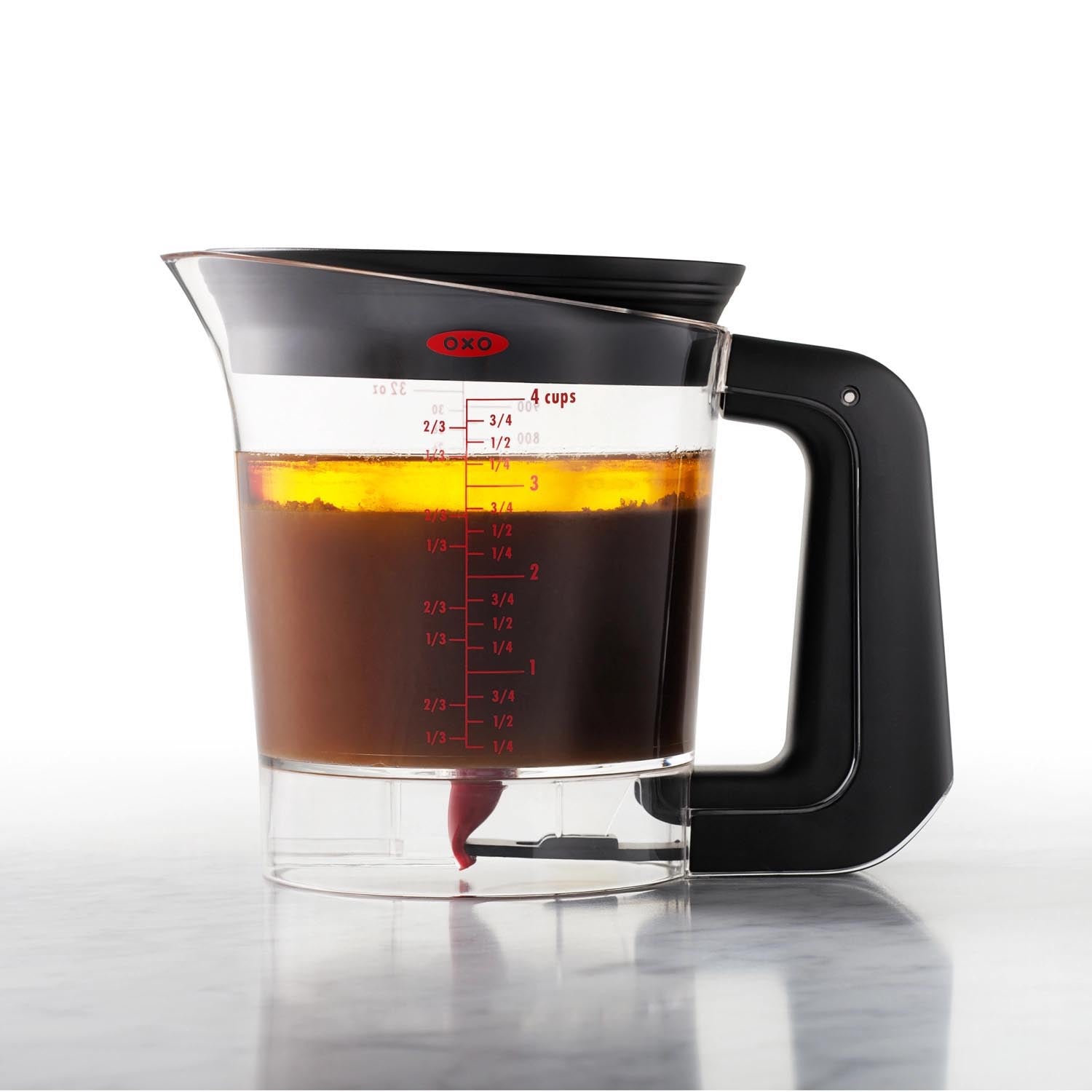 Der OXO Good Grips Fetttrenner 1L ermöglicht einfaches Trennen von Fett und Flüssigkeit, perfekt für Saucen und Brühen, praktisch und langlebig.