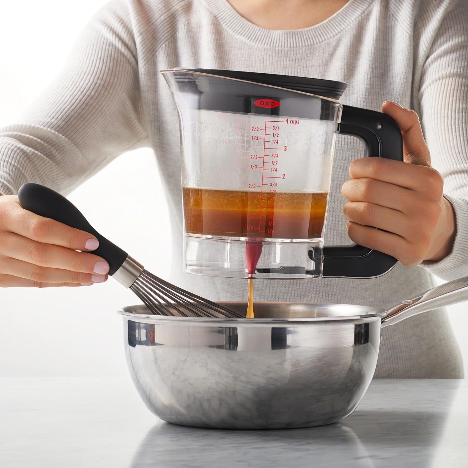 Der OXO Good Grips Fetttrenner 1L trennt Fett effizient von Flüssigkeiten, perfekt für klare Brühen und Saucen, mit cleverem Ausgießer.