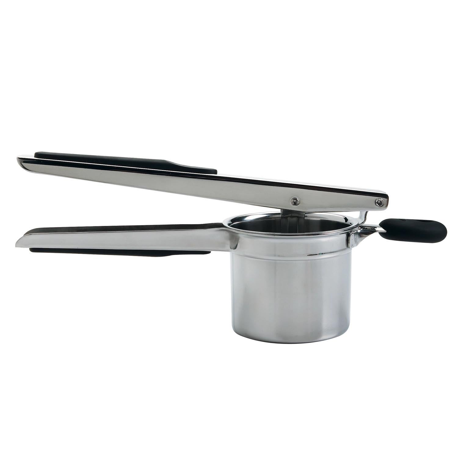 Good Grips Kartoffelstampfer Edelstahl in Silber präsentiert im Onlineshop von KAQTU Design AG. Küchenhelfer ist von OXO