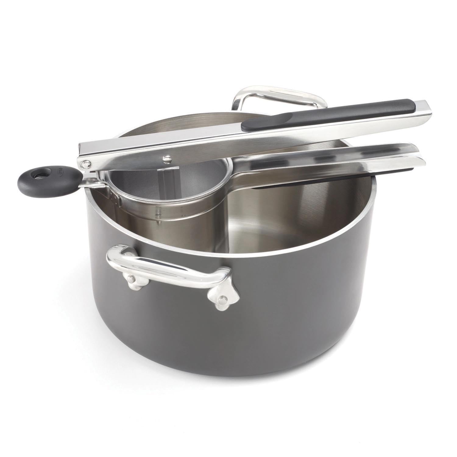 Robuster Kartoffelstampfer aus Edelstahl von OXO, ergonomisch gestaltet, perfekt für einfaches Pürieren, spülmaschinengeeignet.