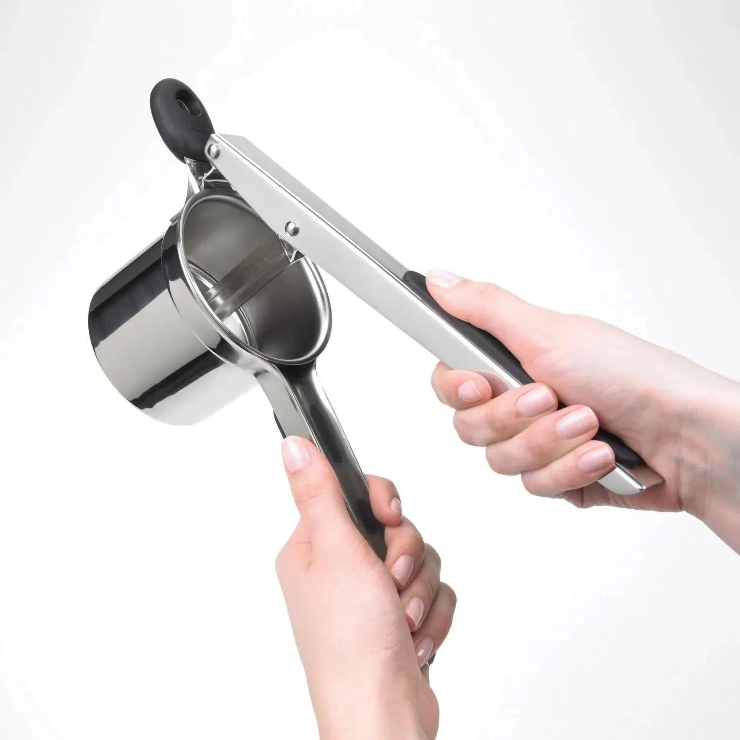 Robuster OXO Kartoffelstampfer aus Edelstahl, ergonomisch gestaltet, perfekt für einfaches Pürieren, langlebig und spülmaschinengeeignet.